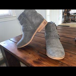 Rocket dog grey booties.